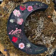 Load image into Gallery viewer, Lovers Moon Crescent Shaped Candle