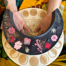 Load image into Gallery viewer, Lovers Moon Crescent Shaped Candle