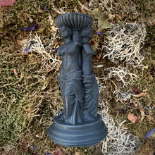 Charger l'image dans la galerie, Bougie en forme de triple déesse