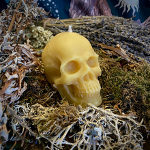Charger l'image dans la galerie, Bougie crâne en cire d'abeille