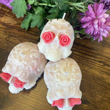 Charger l'image dans la galerie, Fleur de printemps marbrée ÉDITION LIMITÉE Bougie en forme de crâne en filigrane