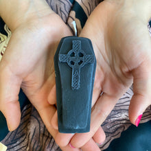 Charger l'image dans la galerie, Bougie en forme de cercueil
