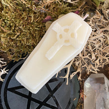 Charger l'image dans la galerie, Bougie en forme de cercueil