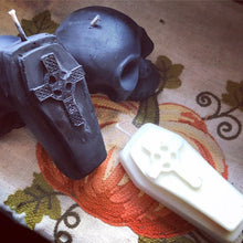 Charger l'image dans la galerie, Bougie en forme de cercueil