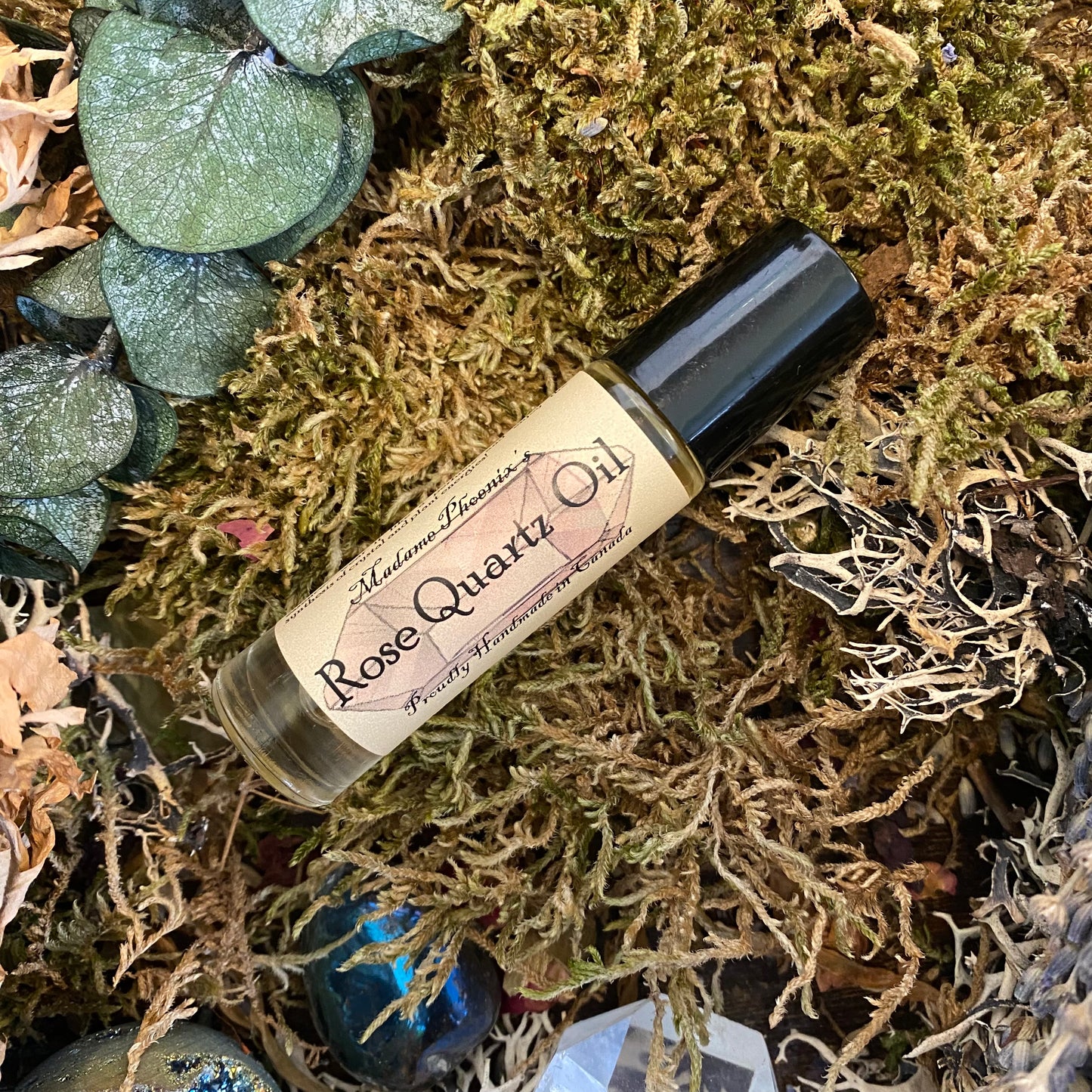 Rouleau de quartz rose sur parfum de cristal d’huile essentielle 