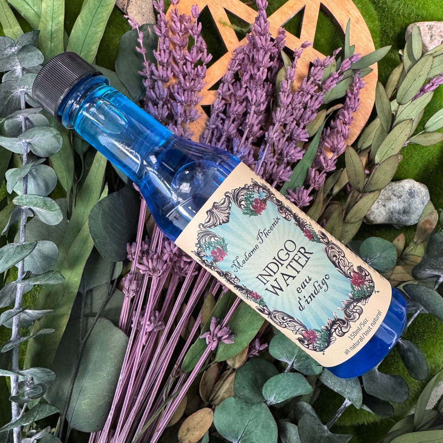 Eau indigo pour le nettoyage et la purification spirituelle
