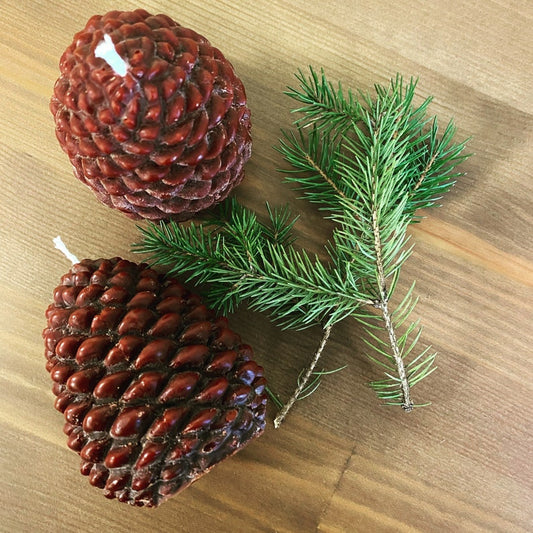 Bougie en forme de pomme de pin 