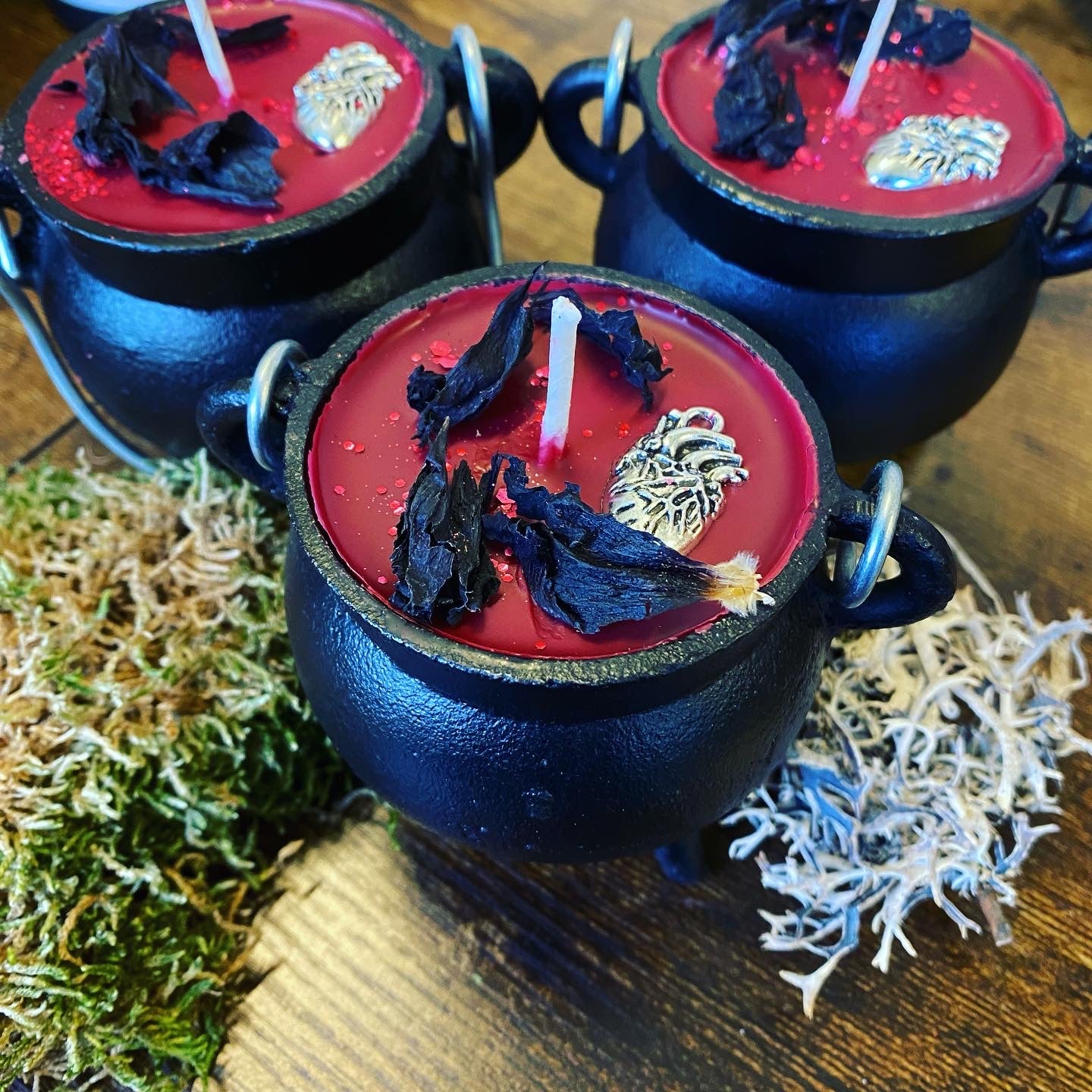Bougie de chaudron d'Halloween au cœur de la sorcière