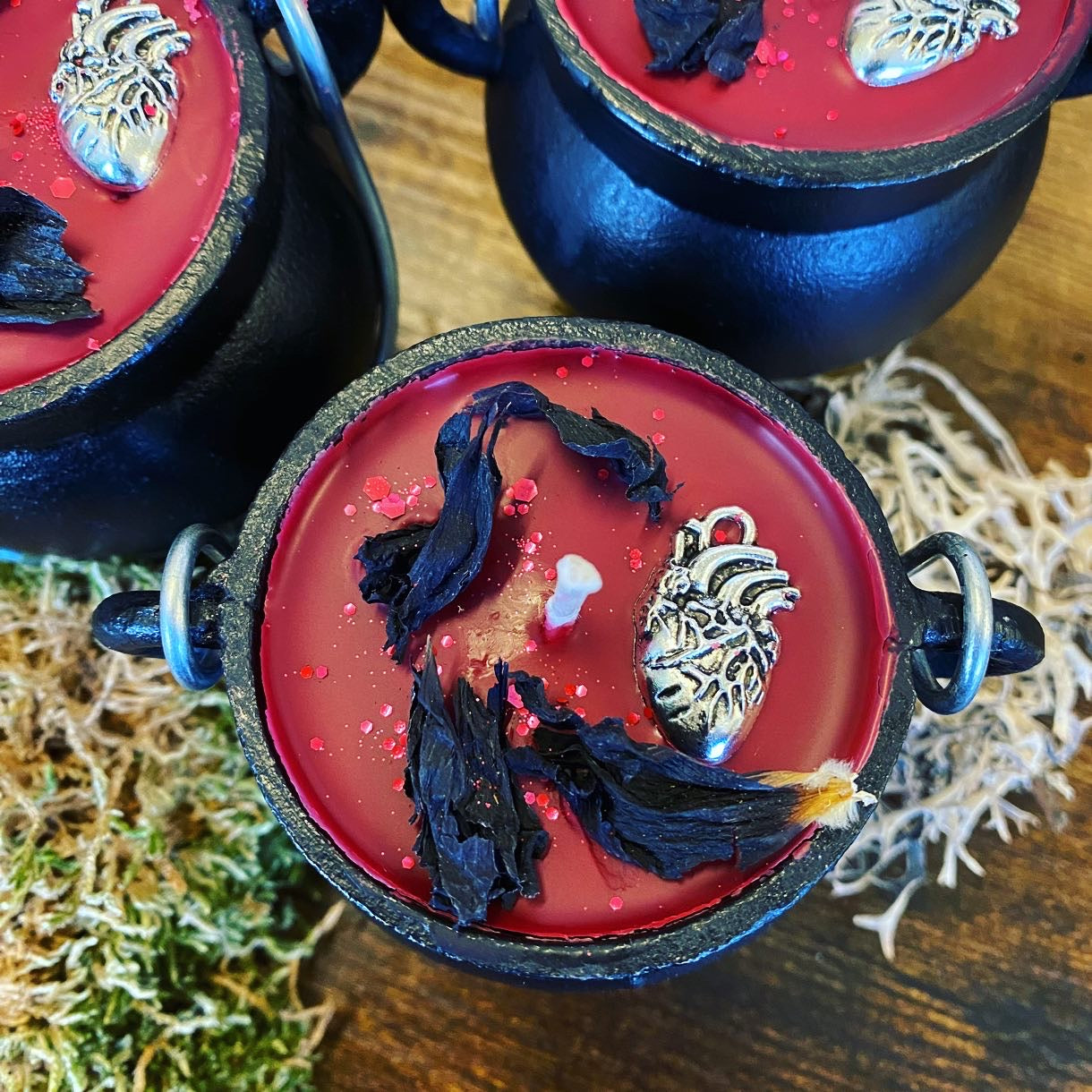 Bougie de chaudron d'Halloween au cœur de la sorcière