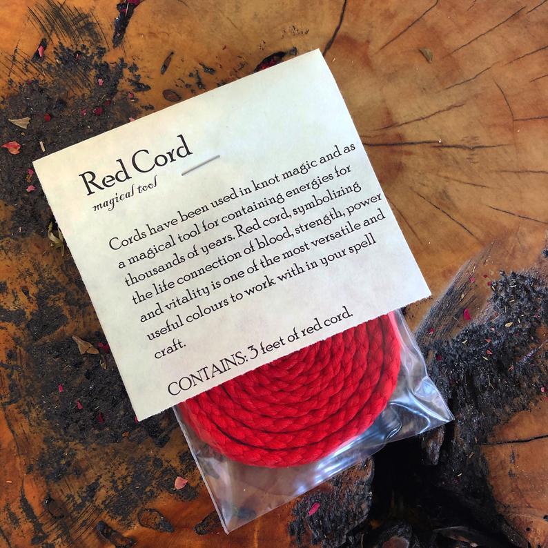 Outil de sorcellerie de sort rituel magique de cordon rouge
