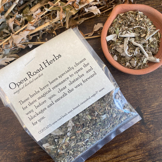 Mélange d'herbes magiques : herbes de route ouverte